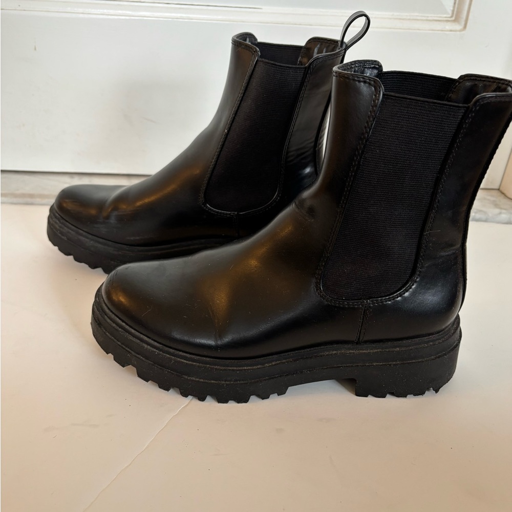 Women’s Black lug sole chelsea bootie - size 7. Vegan